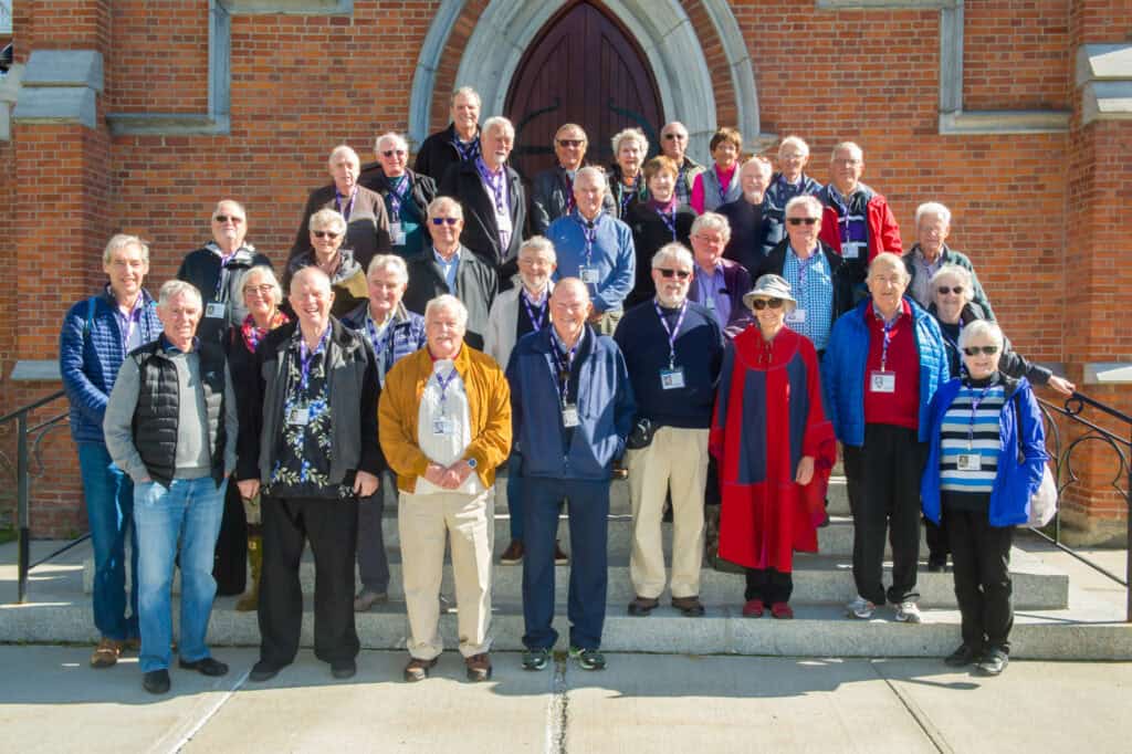 Un groupe de diplômés des années 60 devant la chapelle St. Mark's